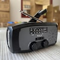 Pikkukuva 1 / 5: Käsikäyttöinen aurinkokennoradio LED-taskulampulla, 2000 mAh, kannettava AM/FM-sääradio ulkokäyttöön / musta