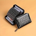 Miniatyrbild 4 av 4: Herrplånbok i konstläder med elegant spänne och kortfack Svart