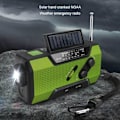Pikkukuva 4 / 5: Aurinkokennoradio, AM/FM-sääradio käsikammella ja kannettava 2000 mAh:n varavirtalähde (vihreä)