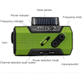 Pikkukuva 3 / 5: Aurinkokennoradio, AM/FM-sääradio käsikammella ja kannettava 2000 mAh:n varavirtalähde (vihreä)