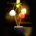 Miniatyrbild 1 av 5: EU-kontakt LED-svampnattlampa 7 färger växlande ljussensor vägglampa säng för vardagsrum badrum sovrum