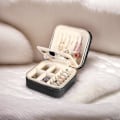 Miniatyrbild 5 av 5: Litet Resesmyckeskrin, Portabelt Smyckeskrin för Kvinnor Flickor, Smyckeskrin med Spegel, PU Läder Smyckeskrin för Ringar, Halsband, Örhängen (Svart)
