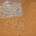 Miniatyrbild 3 av 4: Transparenta tryckstift, 100 st transparenta tryckstift, platta tryckstift väggtryck