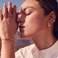 Miniatyrbilde 3 av 5: Gull Hoop Ørepynt, 18K Gullbelagt Søte Tiny Drop Ball Hoop Ørepynt for Kvinner