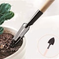 Miniatyrbilde 2 av 5: 3 hageverktøy, liten spade, rive og planter i treformet håndtak