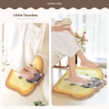 Miniatyrbillede 5 af 5: Sød Toast bademåtte 17,7 x 25,6 skridsikker badeværelsestæppe blødt sjovt plysset mikrofiber absorberende gulvmåtte til børneværelse, soveværelse, køkken - Grå kat