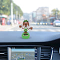 Miniatyrbild 2 av 5: Solcellsdriven Dansande Leksak, Cartoon Hundfigur med Öl-Instrumentbräda Ornament Solcellsdriven Dansande Svingande Leksaker, Animerade Bobblehead Bil Ornament (11*5*5cm)