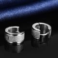 Miniatyrbilde 3 av 4: Par av hengslede bøyleøredobber unisex med satinert finish