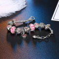 Miniatyrbillede 4 af 5: Pink akryl legering sølvbelagt armbånd med store huller