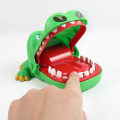 Miniatyrbild 3 av 3: Cartoon plast simulerad krokodilmun bitande finger leksak, del