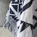 Miniatyrbillede 3 af 3: Boho tæppe, sort og hvidt tæppe med kvast, vestligt dekorativt bondegårdstæppe, sydvestligt aztekisk bohemsk tæppe til stol, seng, sofa, S