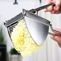 Miniatyrbillede 2 af 5: Kartoffelpresser i rustfrit stål, tåler opvaskemaskine - længde 30 cm (rustfrit stål - ergonomisk håndtag)