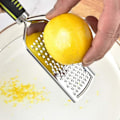 Miniatyrbilde 2 av 5: Rivjern, 6 x 24,5 cm Profesjonelt Rivjern i Rustfritt Stål med PP-Håndtak for Grønnsaker Frukt Sitroner Sjokolade