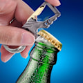 Miniatyrbillede 3 af 5: Multifunktionel Bilnøglering med Metalflaskeåbner til Mænd, Karabinhage og Flaskeåbner. Leveres med 1 stk. Perfekt til at holde styr på dine nøgler og åbne