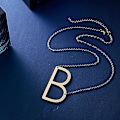 Miniatyrbillede 3 af 5: Stor initial halskæde 18k forgyldt rustfrit stål stort bogstav script navn Mo