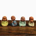 Liten munkfigur söt miniatyr munk ingen hör ingen ser ingen talar