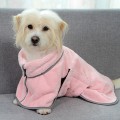 Miniatyrbild 5 av 5: Hund tar ett bad och torkar snabbt badhandduk; katt torkar bad