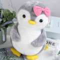 Miniatyrbild 4 av 7: Plushdjur Pingvin Gosedjur för Flickor Mjukt Gosedjur för Gos och Lek Squishmallow Pingvin Plush för Flickor (Pingvin med Rosett, 25cm) Grå pingvin
