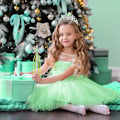Pikkukuva 7 / 7: 5-osainen Anna-prinsessan asustepaketti, jossa kruunu, taikasauva, kaulakoru, vihreät korvakorut ja sormus jouluun, syntymäpäiväjuhliin, Halloweeniin, jouluun, cosplayhin 5 pcs