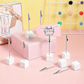 Miniatyrbillede 4 af 5: 20 stk. Pladskort Holder Cube Foto Clips Holder Med Alligator Clip Træ Base Memo Bord Nummer Holder Kort Display Stander Til Kontor Menu Bryllup