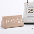 Miniatyrbild 1 av 4: IC Triangulär träklocka, digital display för temperatur och luftfuktighet