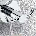 Pikkukuva 3 / 5: 2 kappaleen setti moderneja kiillotettuja kromattuja massiivimessingistä valmistettuja seinäkoukkuja, kaksoispyyhetanko, kylpyhuoneen WC-hattuvaatteiden seinäripustin