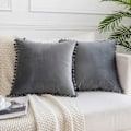 Miniatyrbilde 1 av 5: IC Dekorativa fløyel Pom Poms Putetrekk Sett med 2, Mykt solidt trekk for sofa Soverom, 18x18 tommer, Grå