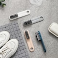 Miniatyrbild 2 av 5: Glansförstärkande Skrubbborste, Ergonomiskt Designad För Skovård Av Mocka och Frostat Läder, Mjuka Borst, Lättviktig, Hållbar Och Slitstark