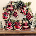 Miniatyrbild 6 av 6: Religiösa Buffalo Plaid-prydnader, Elegant keramik med toppmoderna trycktekniker