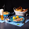 Miniatyrbild 5 av 6: Oktoberfest-bordsartiklar inspirerade av den bayerska flaggan, engångsdekorationer för fester, unik Oktoberfest-design, mycket absorberande servetter, dubbla lager