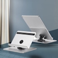 Miniatyrbild 8 av 8: Smart enhetsställ för skrivbord, utmärkt tillverkat för 4-12,9 tums enheter, säkerställer en stabil och ergonomisk tittarupplevelse, i elegant silver