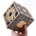 Miniatyrbilde 2 av 5: 1:1 Hellraiser Cube Puzzle Box Bevegelig Lament Terror Film Serie Puzzle Box Cube Fullt funksjonell Pinhead Prop Model Figur Leke