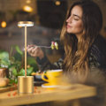 Miniatyrbillede 2 af 5: Trådløs Bordlampe, Led Metal Usb Genopladelig 6000 mah 2-niveauer Lysstyrke Natlys Skrivebordslampe Læselampe Til Restaurant/soveværelse/sovesal (guld) Gold