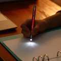 Miniatyrbilde 3 av 4: 4 stykker lysende spiss kulepenn med led lys Penn med led lommelykt