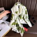 Extra stor, silkeslen blommig scarf/sjal, 180 x 89 cm, polyestersjal. Green and white