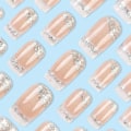 Miniatyrbillede 3 af 5: 24 stk. Franske Tip Press-on Negle Medium Længde Hvid Fransk Tip Falske Negle med Glitter Design Skinnende Falske Negle G