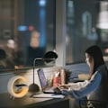 Miniatyrbillede 7 af 8: 2024 Ny Multifunktionel Bluetooth Højttaler, Farverig Stemningslampe, Trådløs Opladning og Vækkeur, Soveværelseslampe med Opladning Hvid
