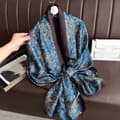 Barock blå och guld silkesscarf/sjal; en polyester, silkeslen och elegant sjal.