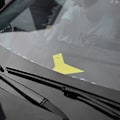 Pikkukuva 4 / 5: Ikkunatummennuskalvon lasta pitkällä varrella, kaavin kolmionmuotoinen ohut jalka, tummennuslasta, tuulilasin lumen, huurteen ja jään poistotyökalu autoihin, kuorma-autoihin ja ikkunakalvoihin