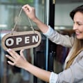 Miniatyrbillede 5 af 5: Åben/lukket skilt, trædørplade, dobbeltsidet hængeskilt i træ til butiksdør - Yvan