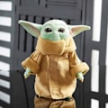 Miniatyrbillede 3 af 5: Officiel blød bamse, Star Wars The Mandalorian, Baby Yoda, 25 cm/9 tommer, kosebamse med klassisk kappe