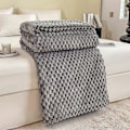 Pikkukuva 1 / 5: Fleece-torkkupeitto kotiin sohvalle tai sänkyyn, pehmeä ja pörröinen flanellipeitto grey 70*100cm