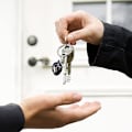 Pikkukuva 3 / 4: 2 kypärän avaimenperää, luova metalliriipus, 3D-minikypärän avaimenperä, auton avainten koristetarvikkeet, unisex