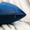 Pikkukuva 3 / 5: Laivastonsininen tyynynpäällinen X