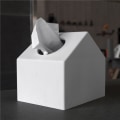 Miniatyrbilde 1 av 4: Vevboks i husform for firkantede bokser. Hvit farge
