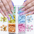 Miniatyrbild 1 av 5: 3D Blomster Nagelkonst Charm Färgglada Nagelcharm för Akrylnaglar Guld Silver Pärlor Nageltillbehör Rhinestones Vårblommor Ädelstenar Nageltillbehör för