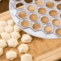 Miniatyrbillede 3 af 5: Sølv Ravioli Dumpling Form, Russisk Pelmeni Maker, 37 Huller Metal Ravioli Maker, Pelmeni Kød Dumplings Maker, Håndlavet Dumpling Skærer, Køkkenredskab