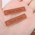 Miniatyrbild 5 av 5: 100 st PU-läder Etiketter, Handgjorda Kläder DIY Etiketter för Jeans Väska