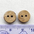 Pikkukuva 4 / 4: 100 kpl 1 cm Ruskea Luonnon Kookospähkinä Coco Nappi 2 Reikää Askartelu Vaatteiden Ompelu