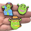 Pikkukuva 4 / 5: 10 animoitua Shrek-klokkaa irrotettavalla krokotiilin kukkakirjallisella soljella